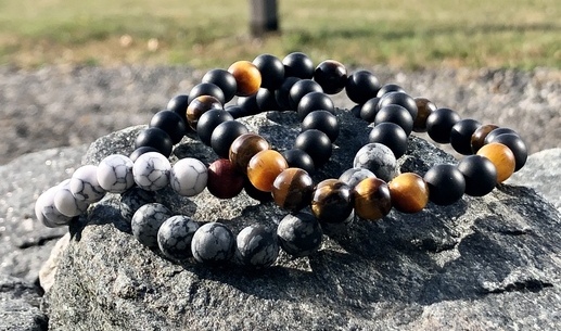 Mohu kombinovat minerály a nosit více náramků najednou?