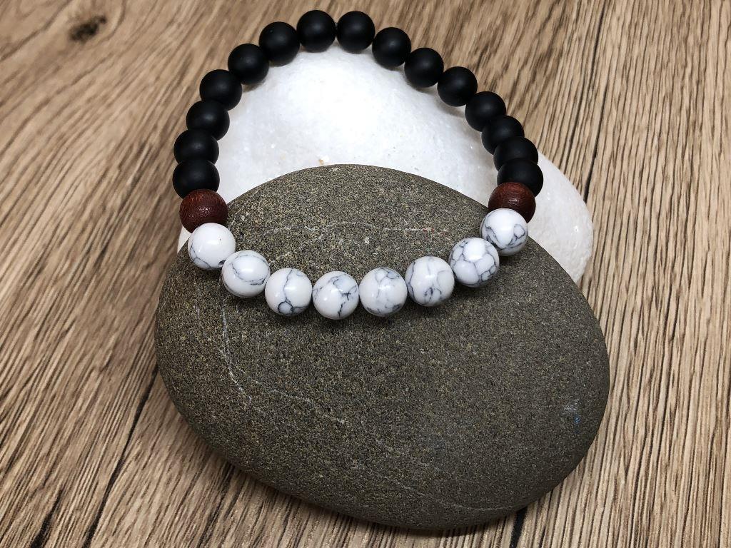 Minerální náramek howlit, onyx, dřevo - BŘÍZA