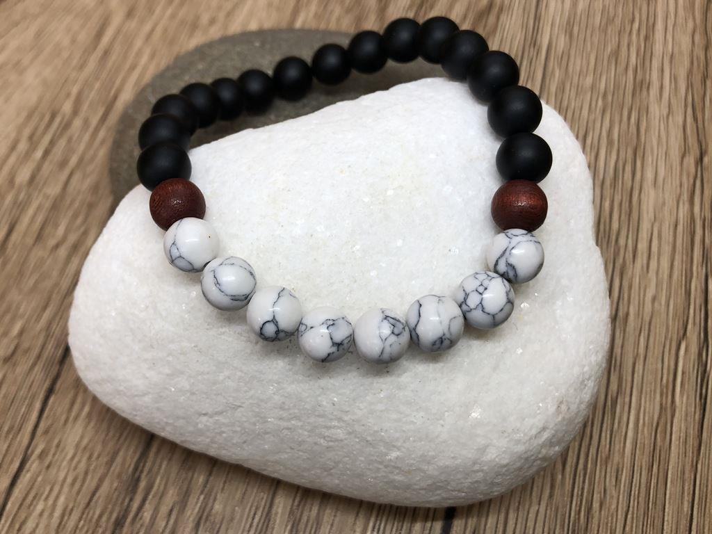 Minerální náramek howlit, onyx, dřevo - BŘÍZA