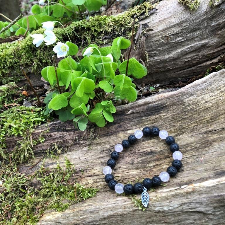 Minerální náramek růženín, lávový kámen - BEZPEČÍ