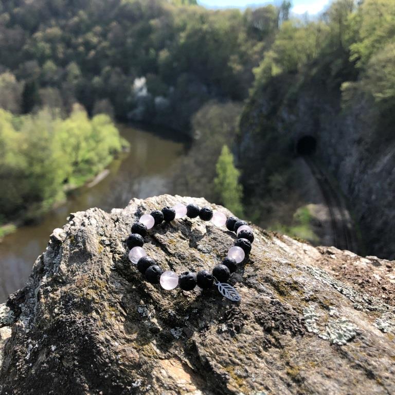 Minerální náramek růženín, lávový kámen - BEZPEČÍ