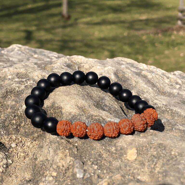 Minerální náramek onyx, rudraksha - SKLÍPKAN