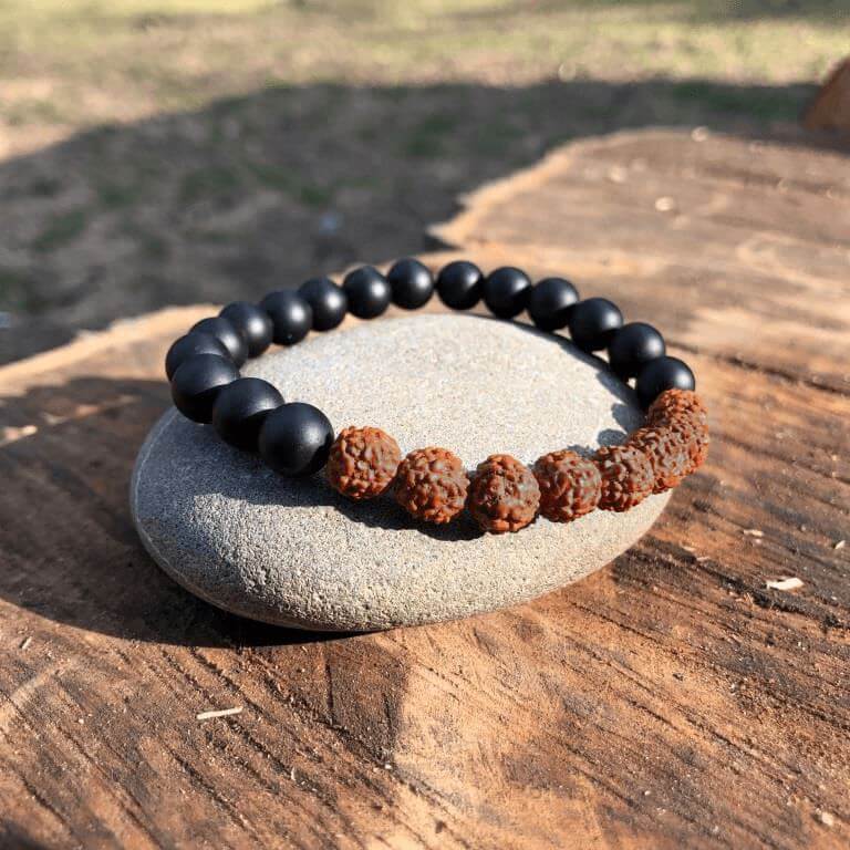 Minerální náramek onyx, rudraksha - SKLÍPKAN