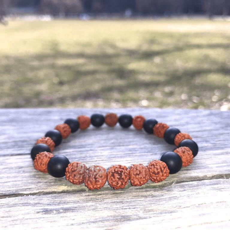 Minerální náramek onyx, rudraksha - SKLÍPKANKA