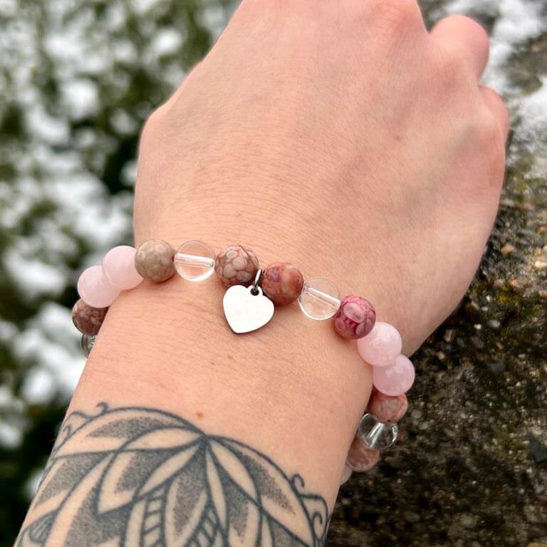Minerální náramek růženín, křišťál, jaspis - KVĚT TŘEŠNĚ